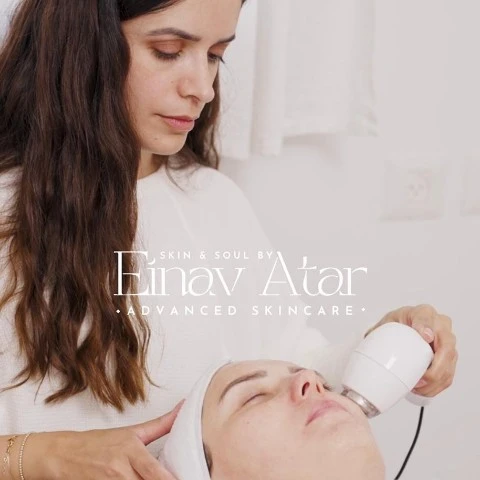 טיפול פנים מתקדם באמצעות מכשור קוסמטי בקליניקה במגדל העמק