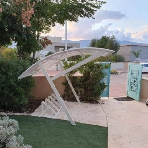 מתקן חניה מקורה לאופניים בעבודת מסגרות בגליל העליון