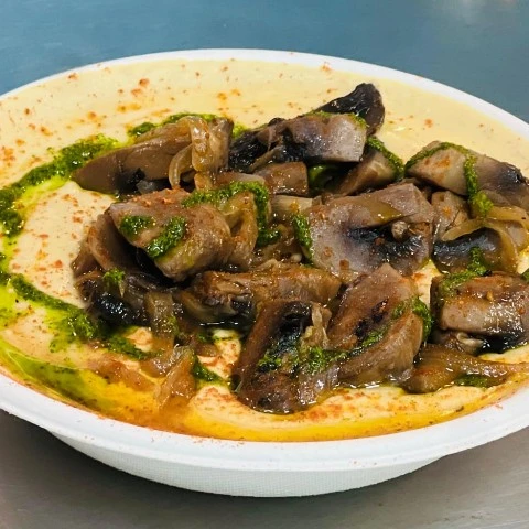 חומוס פטריות חם עם טחינה ותיבול בחומוסיית שהחיינו במגדל העמק