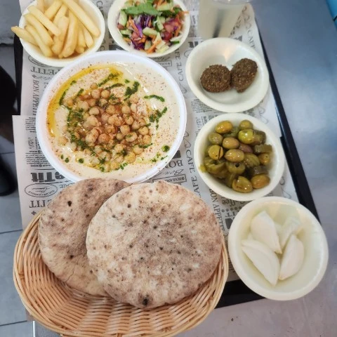 חומוס טרי במגדל העמק עם פלאפל, צ׳יפס, סלטים ופיתות בחומוסיית שהחיינו
