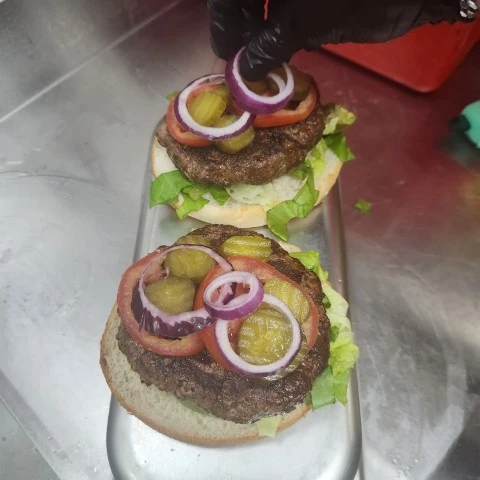 הכנת המבורגר טרי עם ירקות ותוספות במסעדה כשרה למהדרין במגדל העמק