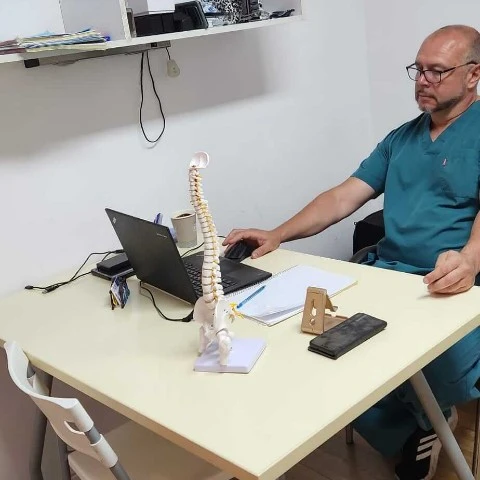 Консультация остеопата и мануального терапевта при болях в шее, спине и защемлении нервов в Холоне