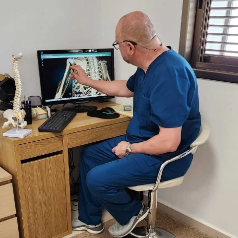 אבחון והסבר על עמוד השדרה במסגרת טיפול מנואלי בכאבי גב בחולון