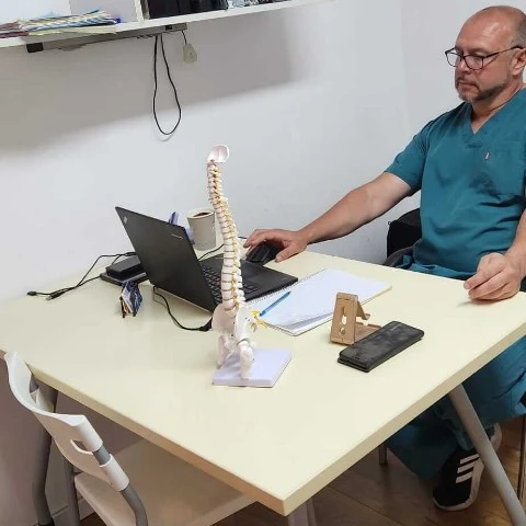 ד״ר אולג דרויאנוב בייעוץ אישי לטיפול בכאבי גב ופריצת דיסק בחולון