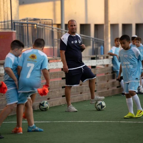 אימון כדורגל קבוצתי לילדים עם תרגילי קואורדינציה במגדל העמק
