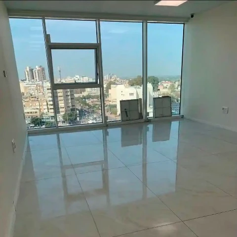 ניקיון לפני כניסה לבית בחדרה עם פוליש לרצפה וניקוי חלונות