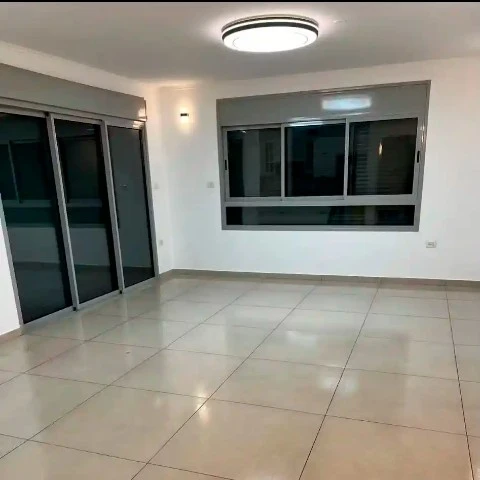 ניקיון דירה חדשה לפני איכלוס בחדרה עם רצפה נקייה ומבריקה