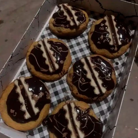 עוגיות שוקולד ביתיות עם קינדר במארז של Sweet by Tohar במגדל העמק