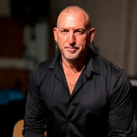 צילום תדמית של ערן שקולניק - זמר, מוזיקאי, מלחין ויוצר ישראלי