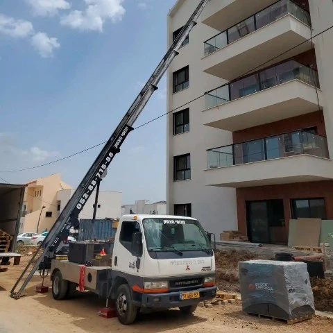 מנוף סולם להעלאת ציוד דרך מרפסת בבניין מגורים