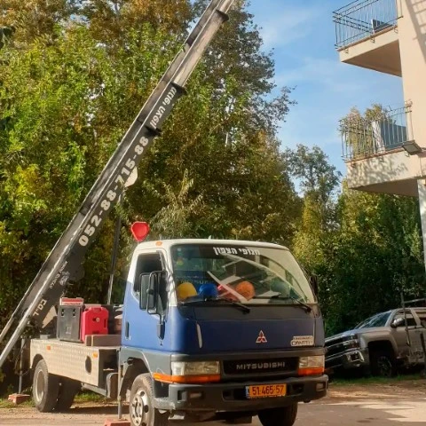 מנוף סולם של מנופי הצפון להעלאת ציוד לגובה דרך מרפסת