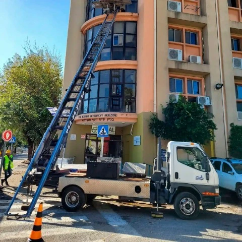 הרמת ציוד לגובה באמצעות מנוף סולם עם במת הרמה