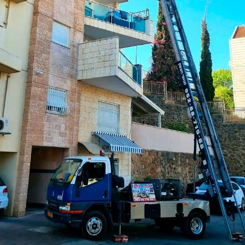 משאית מנוף סולם של מנופי הצפון להרמת ציוד בבניין מגורים