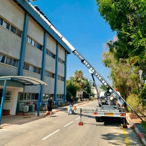מנוף סולם להרמת ציוד לגג של מבנה מסחרי או תעשייתי