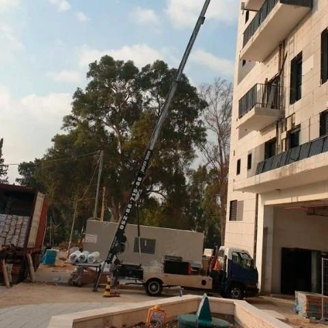 שירות מנוף סולם להרמת ציוד לקומות גבוהות בבניין מגורים
