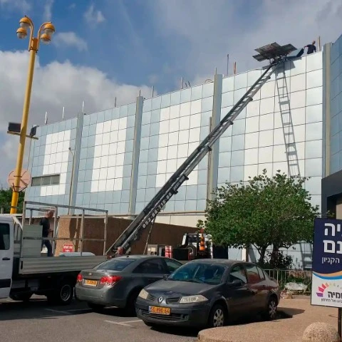 מנוף סולם להרמת ציוד לגג ולקומות גבוהות במבנה מסחרי - מנופי הצפון